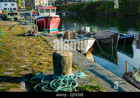 Boote im Hafen von Roundstone, Connemara, County Galway, Irland. Stockfoto