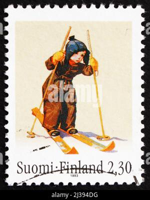 FINNLAND - UM 1993: Eine in Finnland gedruckte Marke zeigt Boy auf Skiern aus dem Jahr 1936, Art by Martta Wendelin, um 1993 Stockfoto