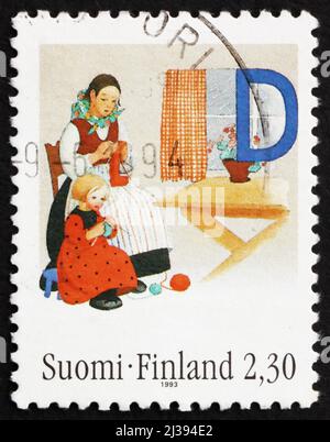 FINNLAND - UM 1993: Eine in Finnland gedruckte Briefmarke zeigt Mutter und Tochter Stricken aus dem Jahr 1931, Kunst von Martta Wendelin, um 1993 Stockfoto