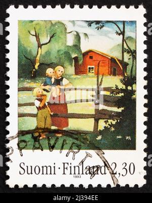 FINNLAND - UM 1993: Eine in Finnland gedruckte Briefmarke zeigt Mutter und Kinder am Zaun aus dem Jahr 1935, Kunst von Martta Wendelin, um 1993 Stockfoto