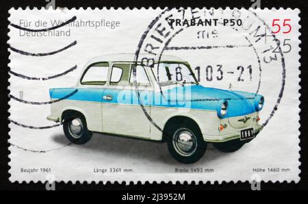 DEUTSCHLAND - UM 2002: Eine in Deutschland gedruckte Marke zeigt VEB Sachsenring Trabant P50, 1961, Automobile, um 2002 Stockfoto