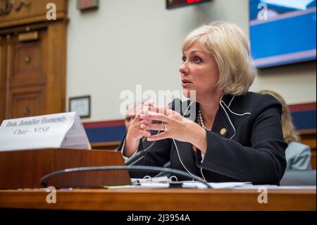 Washington, Vereinigte Staaten Von Amerika. 06. April 2022. Jennifer Homendy, Vorsitzende des National Transportation Safety Board, erscheint am Mittwoch, den 6. April 2022, vor der Anhörung des Ausschusses für Verkehr und Infrastruktur des Repräsentantenhauses „National Transportation Safety Board Reauthation“ im Bürogebäude des Rayburn House in Washington, DC. Quelle: Rod Lampey/CNP/Sipa USA Quelle: SIPA USA/Alamy Live News Stockfoto