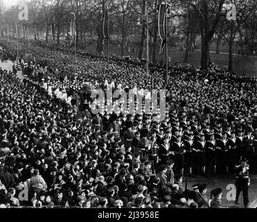 Beerdigung des verstorbenen Königs George V. Eine allgemeine Ansicht der königlichen Trauerprozession, die entlang Piccadilly, London, W., auf dem Weg von Westminster Hall ***** verläuft Paddington Station. 1. Januar 1936. (Foto in der Presse). Stockfoto