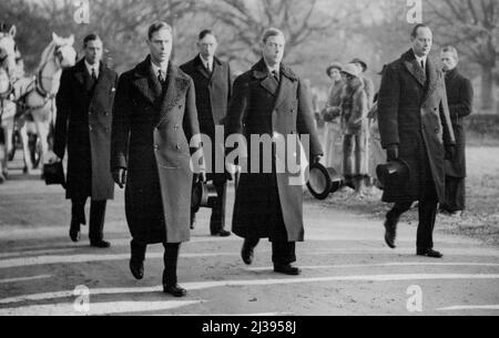 Der Leichnam von Dead King verlässt Sandringham nach London. Von links nach rechts: Der Herzog von Kent, Herzog von York, Graf von Harewood, König Edward VIII. Und der Herzog von Gloucester bei der Trauerprozession in Sandringham. Gefolgt von König Edward und seinen Brüdern, wurde der Sarg des verstorbenen Königs George V. heute, 23. Januar, auf einer Waffenkarrierung von der kleinen Kirche in Sandringham zur Wolferton Station getragen. Die königliche Familie und Gerichtsbeamte, die im selben Zug fahren. 16. Februar 1936. (Foto von Associated Press). Stockfoto