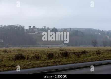 Lingner Palast und der Weinberg. Klassische Architektur im Elbtal im Winter. Das schöne alte Gebäude ist ein berühmtes Reiseziel. Stockfoto