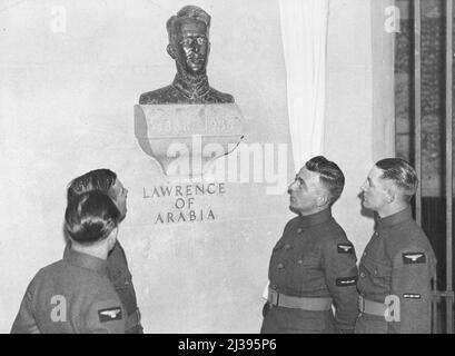 Lawrence of Arabia Memorial Buste -- Enthüllung des Denkmals für Thomas Edward Lawrence, "Lawrence of Arabia", in der Krypta der St. Paul's Cathedral, (London), von Lord Halifax, gefolgt von einem Gottesdienst. Männer der Royal Air Force neben der Gedenkbüste nach der Enthüllungszeremonie. 29. Januar 1936. (Foto: Sport & General Press Agency, Limited). Stockfoto