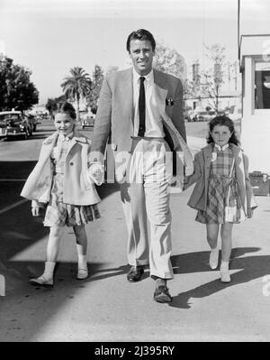 Schwester zur Unterstützung – als die achtjährige Noreen Corcoran ihre Filmkarriere bei M-G-M begann, hatte sie eine ausgezeichnete Führerin, die ältere Schwester Donna, die zuerst „Angels in the Outfield“ anklickte. Mit Donna, die in „My Mother and Mr. McChesney“ arbeitete, gab Noreen ihr Debüt in „Plymouth Adventure“ und „I Love Melvin“. 2. Schöne Eskorte... Peter Lawford (zurück vom englischen Drehort von „Hour of Thirteen“) nimmt die Mädchen gerne mit. 1.Mai 1953. Stockfoto