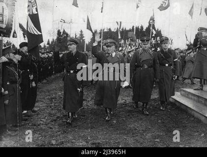 Feierlicher Spatenstich für die ersten zehn Adolf-Hitler-Schulen . reichsführer Jugend Baldur von Schirach und arme Organisation entweder Dr. Ley bei der Zeremonie in Waldbrogl . Ankunft in Waldbrohl Reichsjugendführer ***** Von Schirach und schlechte Organisation entweder Dr. Ley. 16. Januar 1938. (Foto von Atlantic Photo). Stockfoto