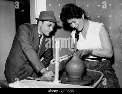 Der Schauspieler und das Töpferrad - Schauspieler und Töpferexperte Herbert Lom sieht zu, wie sich in den sensiblen Händen von Frau Brigitta Appleby (die in Partnerschaft mit Frau Lewenstein, die zwischen ihnen Briglin Töpferei führt, steht) in der Werkstatt in der Baker Street allmählich ein Ornament formt. Einige der feinen Töpferwaren des Unternehmens waren Gegenstand einer Ausstellung in einem berühmten Tottenham Court Road Store (Heals) und andere reisen als Vertreter der British Pottery in die USA. Eine neue Art individueller und kreativer Töpferei macht sich allmählich bemerkbar, als die Firma Briglin Pottery ihre Geldstrafe ausstellt Stockfoto