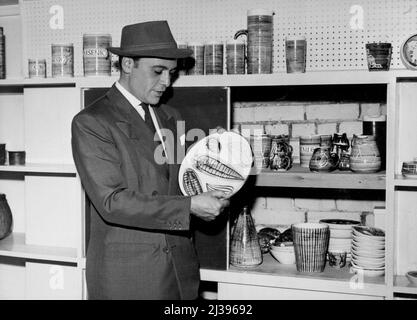 Der Schauspieler bewundert die Töpferei - Schauspieler und Töpferexperte Herbert Lom inspiziert ein feines Stück der Briglin Töpferei auf dem Firmengelände in der Baker Street. In der Briglin Pottery Company, die von Mrs. Brigitta Apple von und Mrs. Lewenstein geleitet wird, wird allmählich eine neue Art von Töpferwaren individueller und kreativer Art spürbar, die ihre Arbeit in den Räumlichkeiten der Baker Street (London WI) ausstellt. Einige der Spezialstücke des Unternehmens sind nun durch die USA gereist, um britische Keramik zu repräsentieren. 14. Juli 1938. (Foto von Fox Photos). Stockfoto