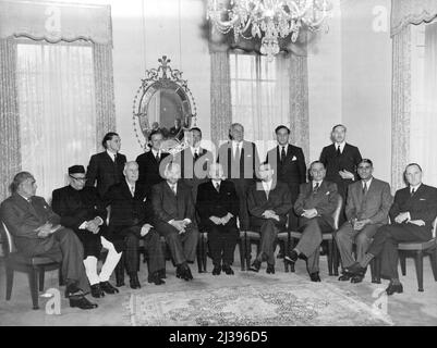 Rohstoffkonferenz – Commonwealth-Minister vom Premierminister begrüßt. Vordere Reihe, von links nach rechts: Mr. E.A.P. Wijeyeratne (Veylca), H.K. Mahtab, (Indien), Herr C.M. Bowden, (Neuseeland), Herr C.D. Howe, (Kanada), Herr Attlee, Herr J. McEwen, (Australien), Herr E.H. Louw (Südafrika), Chaudhri Nazir Almed Khan (Pakistan) und W.A.E. Winterton, (Süd-Rhodesien). Stehen sind von links nach rechts: Mr. J.E. Edwards, Herr J. Dugdale, Sir. Hartley Shawcross, Richard Stokes, G.R. Strauss und Lord Lucan. Die Commonwealth-Minister, die an der Konferenz über Rohstoffe teilnahmen Stockfoto