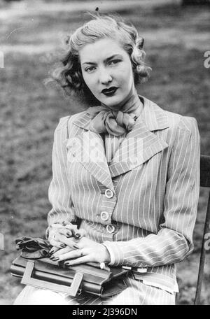 Mädchen, das 'direkte Nachfolgerin von Great Garbo' ist, besucht London - Corinne Luchaire fotografiert in ***** Park, London, während Sie einen ruhigen Rauch genießen. Corinne Luchaire, eine schöne blonde französische Filmschauspielerin von 17 Jahren, wird von Mary Pickford als "die direkte Nachfolgerin von Greta Garbo" beschrieben und macht mit ihrem Vater, ihrer Mutter und ihrem Bruder einen geheimen Aufenthalt in London. Jeder Produzent in London und Hollywood, der ***** hat Sie hat versucht, einen Vertrag mit Corinne ***** zu unterzeichnen Zu ihrem Erfolg im französischen Film "Gefängnis ohne Gitter". 23.Mai 1938. Stockfoto