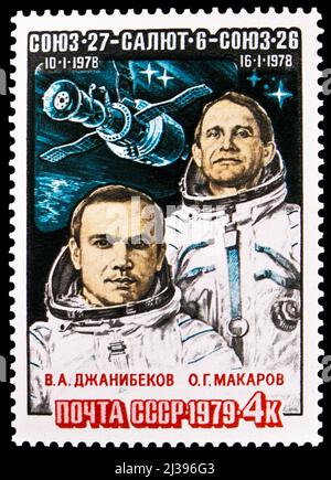 MOSKAU, RUSSLAND - 26. MÄRZ 2022: In der UdSSR gedruckte Briefmarke zeigt Flug von 'Sojus-26,27' - v.a. Dschanibekov und O.G. Makarov, Sowjetischen Raum Zu Erreichen Stockfoto