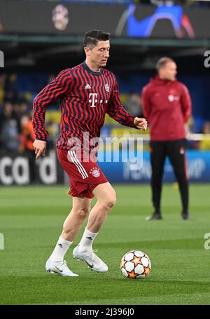 Villarreal, Spanien. 06. April 2022. Fußball: Champions League, FC Villarreal - FC Bayern München, Viertelfinale, erste Etappe beim Estadio de la Ceramica. Der Münchner Robert Lewandowski wärmt sich auf. Quelle: Sven Hoppe/dpa/Alamy Live News Stockfoto