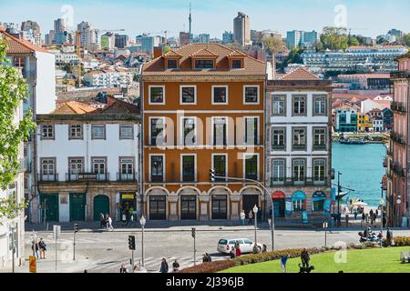 PORTO, PORTUGAL - 4. APRIL 2022. Traditionelle historische Fassaden der Altstadt Stockfoto