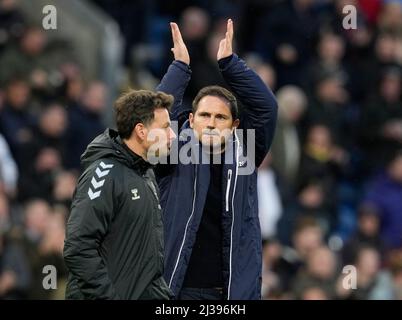 Burnley, England, 6.. April 2022. Frank Lampard-Manager von Everton applaudiert den Fans während des Premier League-Spiels in Turf Moor, Burnley. Bildnachweis sollte lauten: Andrew Yates / Sportimage Stockfoto