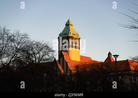 Turm des Georg-Schumann-Gebäudes im orangefarbenen Abendlicht. Das Haus ist Teil der Technischen Universität Dresden (TU Dresden). Stockfoto