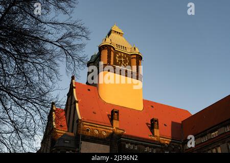 Turm des Georg-Schumann-Gebäudes im orangefarbenen Abendlicht. Das Haus ist Teil der Technischen Universität Dresden (TU Dresden). Stockfoto