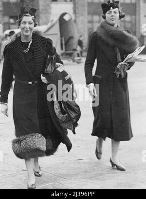 Peerless und Tochter in Air Missgeschick -- Lady Londonderry und ihre Tochter Lady Mainy Stewart. Es wird davon ausgegangen, dass sie Londonderry und ihre Tochter Lady Mairi Stewart heute in Londonderry an einem Flugzeugmissschlag beteiligt waren. 27. Januar 1938. (Foto von London News Agency Photos Ltd.). Stockfoto