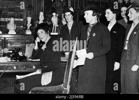 Londonderry House -- Rekrutierungsdepot für Frauen -- Lady Londonderry (sitzt mit „Telefon“) mit Rekruten im Londonderry House. Im Londonderry House, Parkstraße, hat sich eine rasante Transformation vollzogen. Räume, in denen Könige, Staatsmänner und Diplomaten unterhalten werden, wurden von Lady Londonderry in ein Rekrutierungsdepot für weibliche Transportfahrer verwandelt. Lady Londonderry ist für das Recruiting-Programm verantwortlich. Sie wird von der Frauenlegion durchgeführt, während des großen Krieges begonnen und seither auf Reserve-Basis beibehalten. 29. September 1938. Stockfoto