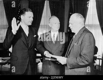 Lodge als UN-Delegierter vereidigt -- Präsident Eisenhower beobachtet, wie Henry Cabot Lodge als Chef der US-Delegation bei der U.N.O. vereidigt wird Lodge spielte eine äußerst wichtige Rolle bei der Sicherung der republikanischen Nominierung für Eisenhower. 30. Januar 1953. (Foto von Paul Popper, Paul Popper Ltd.) Stockfoto