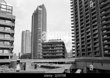 Apartments und Hochhäuser auf dem Barbican Estate, vom John Trundle Highwalk aus gesehen, in der City of London, Südostengland Stockfoto