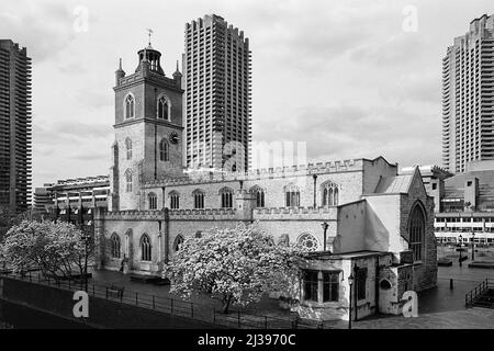 Die historische St. Giles-without-Cripplegate Kirche im Barbican, City of London, mit Turmblöcken im Hintergrund Stockfoto