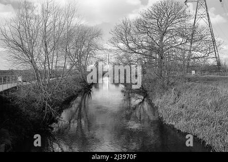 Der Coppermill Stream auf den Walthamstow-Sümpfen im Frühjahr, im Norden Londons, Großbritannien Stockfoto