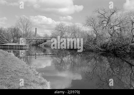 Der Fluss Lea im Winter auf Walthamstow Marshes, südlich von Tottenham Lock, North London, Großbritannien Stockfoto