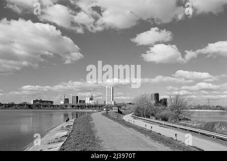 Stauseen auf Walthamstow Wetlands, North London, Großbritannien, mit Blick auf Tottenham Hale Stockfoto