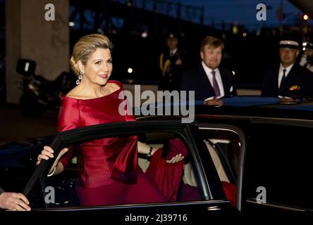 2022-04-06 20:38:38 AMSTERDAM - König Willem-Alexander und Königin Maxima verlassen nach der Gegenleistung im Muziekgebouw aan het IJ am letzten Tag des Staatsbesuchs durch den Präsidenten von Indien. ANP SEM VAN DER WAL niederlande Out - belgien Out Stockfoto