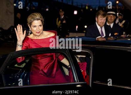 2022-04-06 20:38:39 AMSTERDAM - König Willem-Alexander und Königin Maxima verlassen nach der Gegenleistung im Muziekgebouw aan het IJ am letzten Tag des Staatsbesuchs durch den Präsidenten von Indien. ANP SEM VAN DER WAL niederlande Out - belgien Out Stockfoto