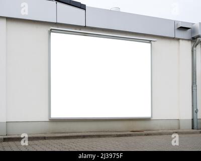 Leere Werbetafel an einer Wand eines Supermarktgebäudes. Leerer Ort für Marketingwerbung. Nachbau eines Bannerrahmens im Freien an einer Fassade. Stockfoto