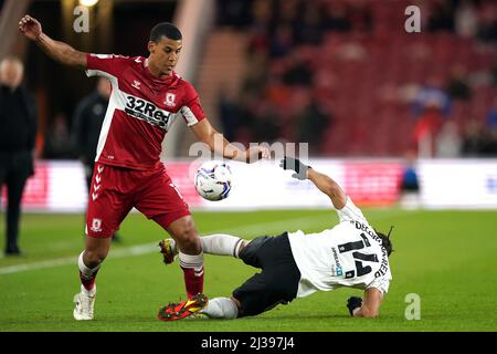 Fulhams Bobby deCordova-Reid (rechts) tagt Lee Peltier von Middlesbrough während des Sky Bet Championship-Spiels im Riverside Stadium, Middlesbrough. Bilddatum: Mittwoch, 6. April 2022. Stockfoto