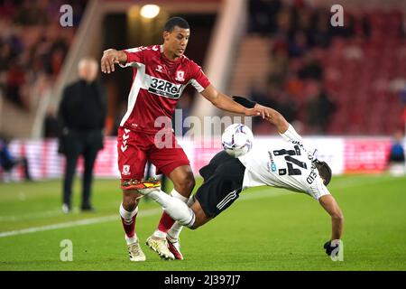 Fulhams Bobby deCordova-Reid (rechts) tagt Lee Peltier von Middlesbrough während des Sky Bet Championship-Spiels im Riverside Stadium, Middlesbrough. Bilddatum: Mittwoch, 6. April 2022. Stockfoto