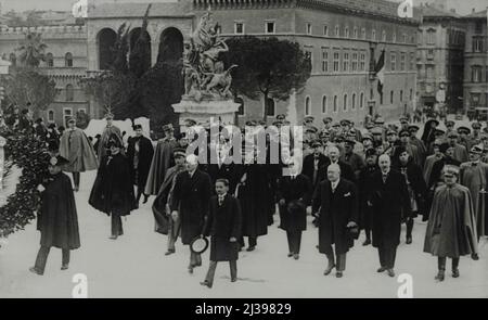 König von Siam in Italien -- der König von Siam am Grab des Unbekannten ***** Wo er einen Kranz legte. Der König von Siam kam vor kurzem zu Hause an, wo er empfangen wurde ***** Kronprinz Umberto und Mussolini. 14. März 1934. (Foto von Keystone). Stockfoto