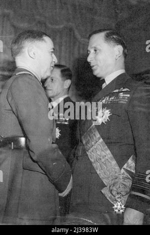 Frankreich ehrt britische Dienstleiter -- General Juin (links) schüttelt sich die Hände mit dem Marschall der Royal Airforce, Sir Arthur W. Tedder, nachdem er ihn heute am 12. Februar mit dem Großkreuz der Ehrenlegion delegiert hatte. General Alphonse Juin, Staatschef des französischen Komitees für nationale Verteidigung, verlieh dem britischen ***** Ehrungen In einer Zeremonie im Haus von ***** Massigli, französischer Botschafter ***** , Im Lowndes House, Lowndes ***** , London, heute 12. Februar. 19. Februar 1946. (Foto von Associated Press Photo). Stockfoto