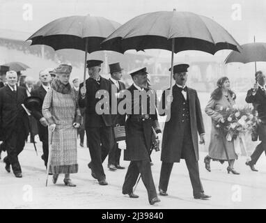 Königlicher Besuch in Glasgow - der König und die Königin mit Herrn Adamson (Sekretär für Schottland), hinten, auf dem Weg zum Dampfer für die Zeremonie der Eröffnung des neuen Docks. Der König und die Königin besuchten gestern Glasgow, wo der König £2.000.000 das Shieldhall Dock eröffnete. 11. Juli 1931. (Foto der Topical Press Agency Ltd.). Stockfoto