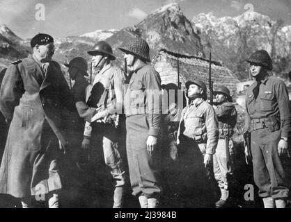 General Juin besucht französische Truppen an der italienischen Front General Alphonse-Pierre Juin (links), Kommandeur des französischen Expeditionskorps in Italien, überprüft Truppen unter seinem Kommando, die mit der 5. Alliierten Armee gegen die Deutschen kämpfen, während einer Inspektionsreise an der alliierten Front in Westitalien. 24. März 1944. Stockfoto