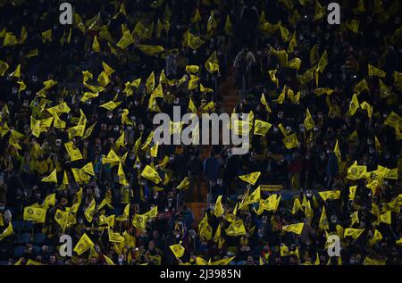 Villarreal, Spanien. 06. April 2022. Fußball: Champions League, FC Villarreal - FC Bayern München, Viertelfinale, erste Etappe beim Estadio de la Ceramica. Villarreal-Fans winken vor dem Spiel Flaggen. Quelle: Sven Hoppe/dpa/Alamy Live News Stockfoto