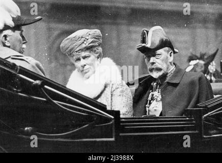 Ereignisse im Leben von Queen Mary - König George V und Queen Mary fahren zur Westminster Abbey zur Zeremonie der Ritter von St. John im Mai 1928. 1.Mai 1928. (Foto von Fox Photos). Stockfoto