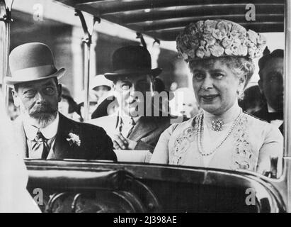 Queen Mary Ill - Ein charmantes Foto von Queen Mary und King George V., das bei der Wembley-Ausstellung von 1925 aufgenommen wurde. 3. März 1953. (Foto von Paul Popper, Paul Popper Ltd.). Stockfoto