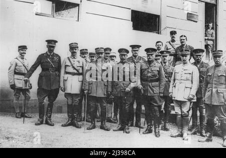 König George im britischen Hauptquartier in Frankreich während des Krieges. Er ist mit Sir Douglas Haig, Marschall Foche und prominenten Führern der britischen und französischen Armeen zusammen. 7. März 1935. (Foto von Empire Press). Stockfoto