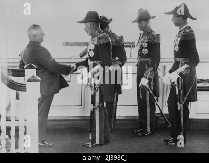 Royal Review of the Navy bei Spithead. Skipper von Fischerbooten, die dem König vom Prinz von Wales, im Ausland die Royal Yacht Victoria and Albert, überreicht wurden. Ebenfalls zu sehen sind der Herzog von York und der Herzog von Kent. 17. Juli 1935. (Foto von London News Agency Photos Ltd.). Stockfoto