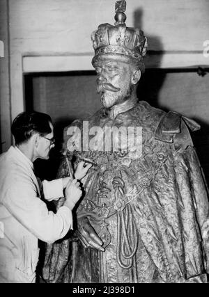 Bengals Denkmal für unseren verstorbenen König. Eine Nahaufnahme der lebensnahen Statue, die heute in einer Gießerei in Thames Ditton für ihre Reise nach Indien vorbereitet wird. William MacMillan, R.A., hat gerade einen riesigen 10ft 6ins hohen Staat von König George V abgeschlossen, der am Freitag nach Indien entsandt wird. Sie wird gegenüber dem Outram Ghat in Kalkutta, die Stadt der Statuen, als Denkmal für unseren verstorbenen König in Bengalen aufgestellt. Das fertige Denkmal wird einen großen Sockel, der 25 Fuß über der Straße ragen wird, und drei Brunnen umfassen. 16. November 1938. (Foto von Fox). Stockfoto