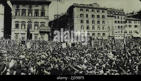 Eine allgemeine Ansicht der Massenbevölkerung und der Faschisten, die Mussolinis Manifest auf der Piazza Venezia hören. 8.Mai 1933. (Foto von Associated Press Photo). Stockfoto