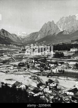 Olympic Valley -- zerklüftete Gipfel der Dolomiten Wiege Cortina D'Ampezzo, Italien, Ort der großen Olympischen Spiele 1956. Dieser Blick auf die malerische Stadt ist vom Turm der neuen Schanze aus, einer der 12 Spielstätten, die für die 1956 Spiele zu einem Preis von neun Millionen Dollar gebaut wurden. Rund 1000 Athleten aus 35 Nationen, darunter Russland, werden vom 26.. Januar bis 5.. Februar an den Wettkämpfen teilnehmen. 22. Dezember 1955. (Foto von Julius Humi, United Press). Stockfoto