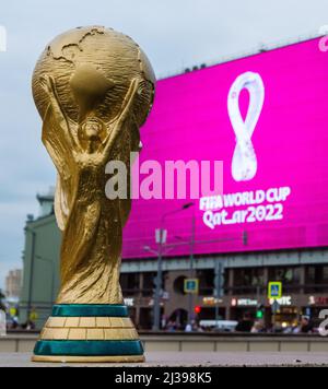 4. September 2019, Moskau, Russland. Kopie der wm-pokal auf Hintergrund Logo der FIFA WM 2022, die in Katar stattfinden wird, auf einem riesigen scre Stockfoto