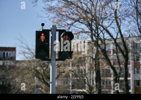 Nahaufnahme der Verkehrssignale mit rotem Licht für Fußgänger und Radfahrer auf der Straße Stockfoto