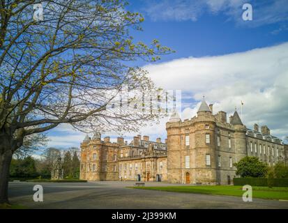 6.. April 2022. Schottland, Vereinigtes Königreich Wetter. Blauer Himmel heute im Palace of Holyroodhouse, Edinburgh, Schottland. Gemeinhin als Holyrood Palace oder Holyroodhouse oder Holyrood Castle bezeichnet, ist die offizielle Residenz des britischen Monarchen in Schottland. Das Holyroodhouse liegt am Fuße der Royal Mile in Edinburgh, am gegenüberliegenden Ende des Edinburgh Castle, und ist seit dem 16.. Jahrhundert die wichtigste königliche Residenz in Schottland und bietet eine Kulisse für staatliche Anlässe und offizielle Unterhaltung. Foto von Phil Wilkinson Stockfoto